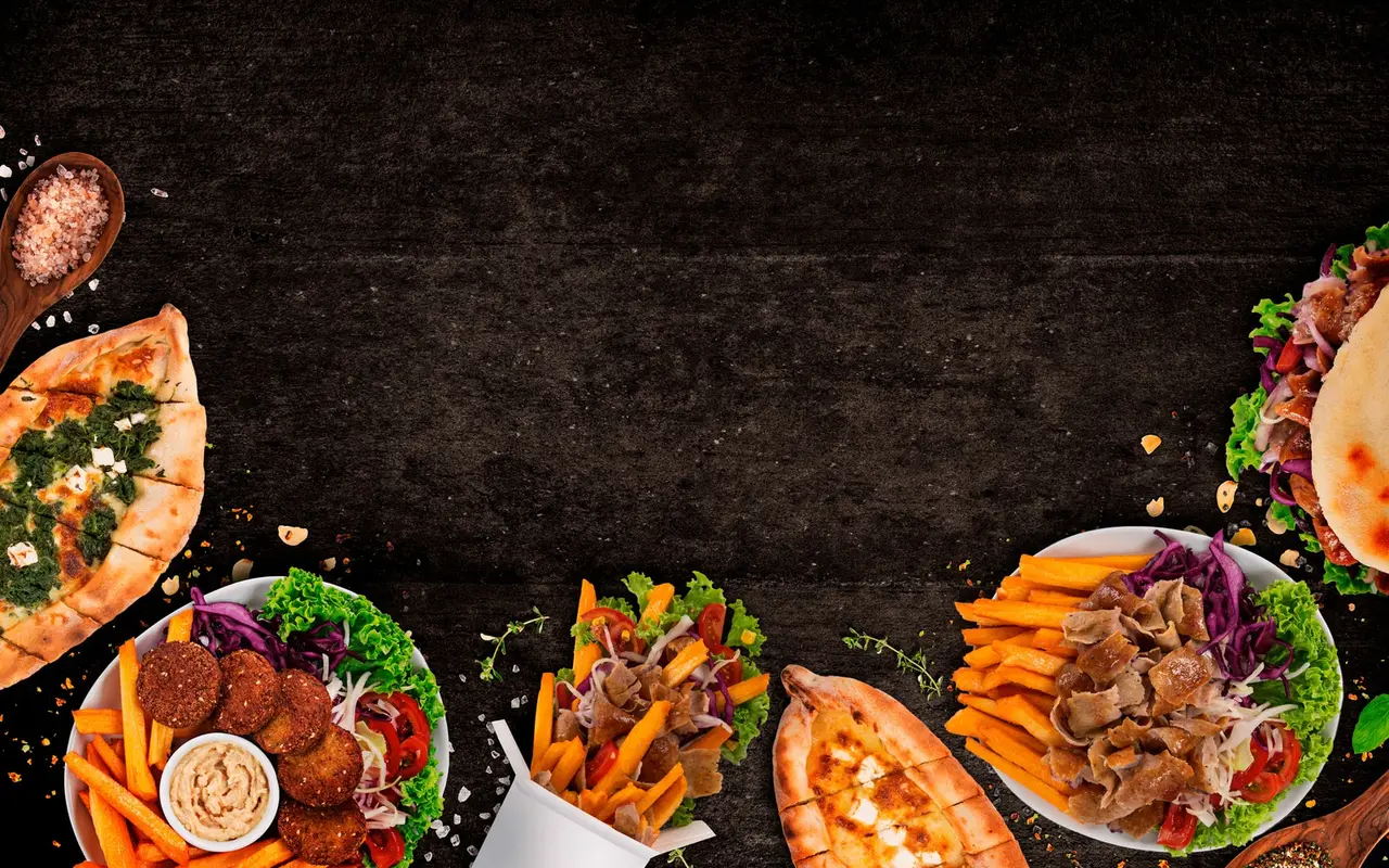 Gedeckter Tisch mit Kebabtellern, Pide und Falafel von oben